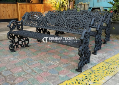 Kursi Taman dan Trotoar Bahan Besi Motif Daun yang Elegan