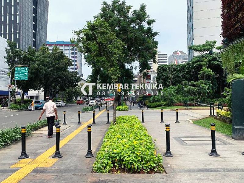Pemasangan Bollard Trotoar Pembatas Jalan