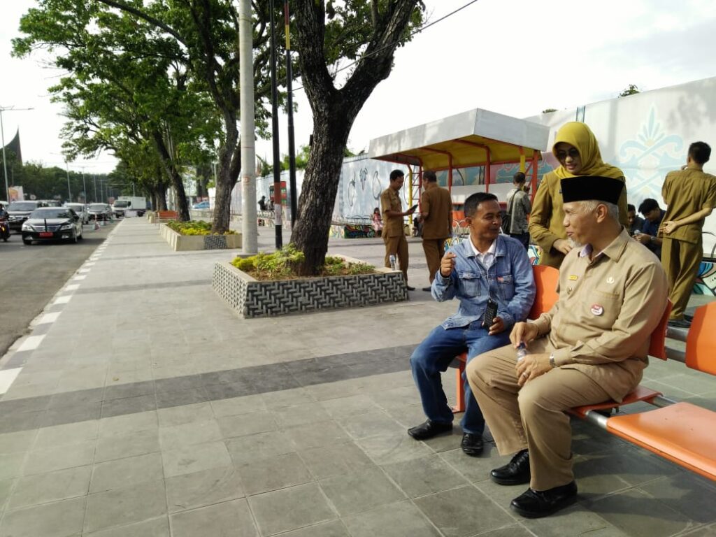 Bangku Trotoar dan Furniture Trotoar